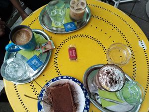 Café und Kakao mit einen Tiramisu. at Cafe Harvest in Vienna