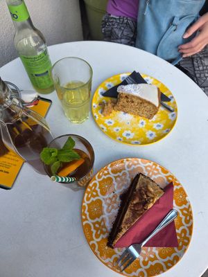 Carrot cake & chocolade-pindakaas at Cafe Harvest in Vienna