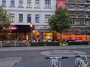  at Cafe Harvest in Vienna
