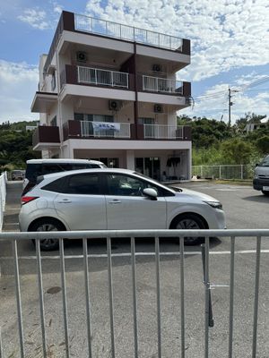 This is the building and parking lot  at Hakumokka in Onna