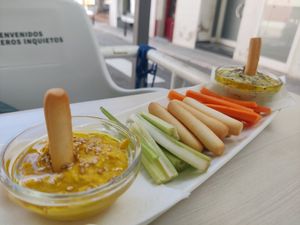 Hummus de cúrcuma i d'alfàbrega amb bastonets, pastanaga i api at El Racó de la Mar in Portbou