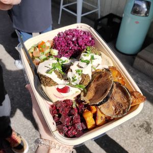 Falafel plate at Fizzy Bubele in Munich