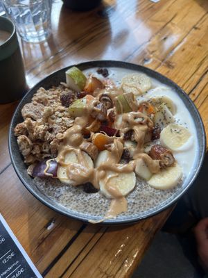 Chia Pudding mit Granola, saisonale Früchten und Mandelmus  at WandelBar-Café in Flensburg