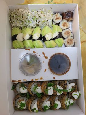 combo vegano at Bungalow Plant-Based Sushi  in Santos