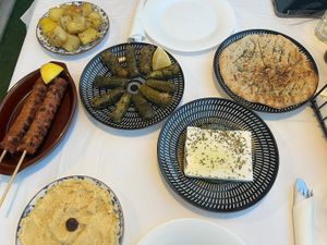 Von oben links nach unten rechts: gebratene Kartoffeln, gefüllte Weinblätter, Pita, veganes Kebap, veganer Feta und Hummus.  at Taverna Mezedofolia in Crete