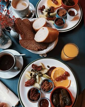 Vegan brunch plate at Mon Général Café Culturel in Neustadt