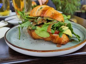 Croissant mit Avocado, Tomate, Rucola und Dressing at Amélie's Wohnzimmer in Frankfurt