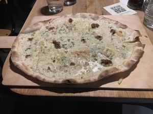 FOURME D'AMBERT DES NEIGES [VÉGÉTARIENNE]
crème, oignons, fourme d'ambert, noix, figue séchée:  at Mama Bubbele in Strasbourg