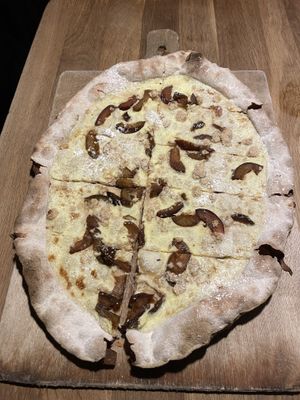 Tarte flambée du moment sucrée: Quetsche, crumble-cannelle, sucre glace  at Mama Bubbele in Strasbourg