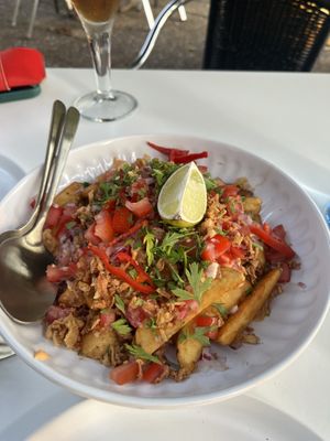 Barro (patatas con pico de gallo y carne mechada). Estaba un pelín seco, la verdad. Hay platos mejores  at Dona Sardinha in Luso