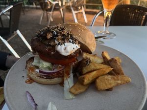 una de las hamburguesas (la de alheira). Deliciosa  at Dona Sardinha in Luso