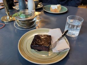 Tasty Vegan Brownie
Fresh mint tea
And in the background the very tasty cinnamon cheesecake at Helga in Konstanz