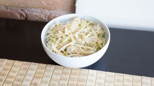 Weisskohlsalat mit Soja-Sesam-Soße
 at Feinberg's in Berlin