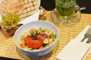 Hummus mit gegrillte Gemüse at Feinberg's in Berlin