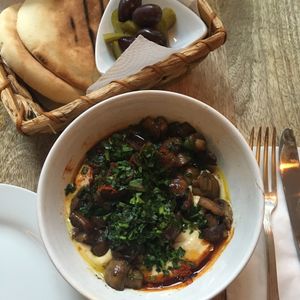 Hummus mit Pilzen at Feinberg's in Berlin