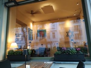 Ein Blick von außen nach innen. at Feinberg's in Berlin