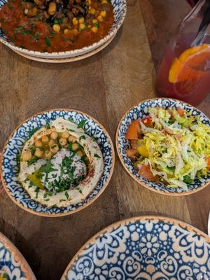 Hummus klein: 5/5

Very good hummus.
 at Feinberg's in Berlin