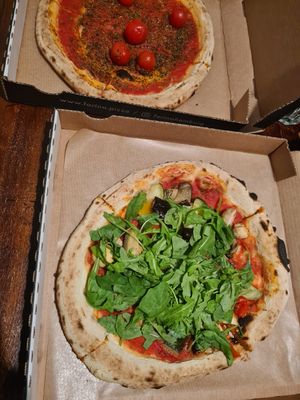 GemüsePizza ohne Käse und Pizza Marinara at Farina meets Mehl in Hamburg