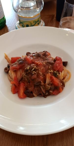 Spaghetti pomodorini olive e capperi (in origine c'era il calamaro che ho fatto togliere) at Albamare in Alba