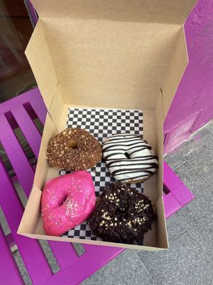 cinnamon & nuts (3.5€) zebra (3.20€) pink lisa (3€) brownie (4€)  at Vonuts in Valencia