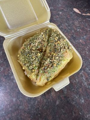 Lemon & pistachio donut 🥹  at Vonuts in Valencia