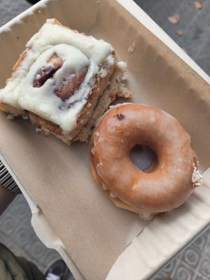 Cinnamon roll and small plain doughnut at Areca Bakery in Barcelona