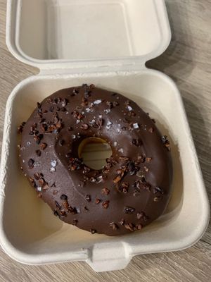 Donut de chocolate negro con nibs de cacao y sal Maldon (3,10€) at Areca Bakery in Barcelona