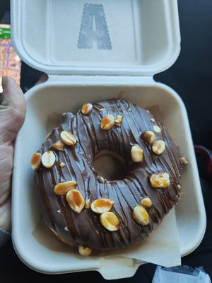 Donut de chocolate con cacahuete at Areca Bakery in Barcelona