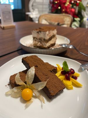 🍫SAVOR'S SILKY DECADENCE RM24
Immerse yourself in a luxurious treat featuring silken tofu, rich dark chocolate, plant-based milk, brown sugar, cocoa powder, accompanied by tang at SAVOR in Kuala Lumpur