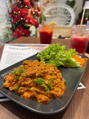 🍛HUNGARIAN BEEFLESS STROGANOFF RM35
Savor the richness of plant-based meat, a medley of assorted mushrooms, velvety cream, and a hint of tanginess in this Hungarian-inspired de at SAVOR in Kuala Lumpur