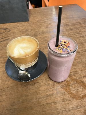 Veganer Cappuccino und Smoothie   at Café Hin & Veg in Leipzig