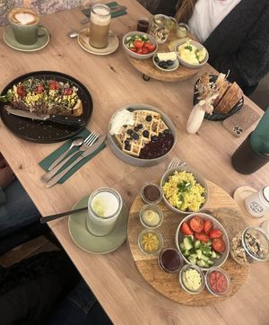 Lohnt sich! Links Brot mit Tofurührei und Hummus, in der Mitte Waffeln mit veganer Mascarpone, rechts Brot mit verschiedenen veganen Aufstrichen und Tofurührei. at Café Hin & Veg in Leipzig