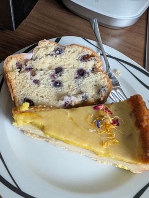 Blaubeer-Zitonenkuchen + Käsekuchen at Café Hin & Veg in Leipzig