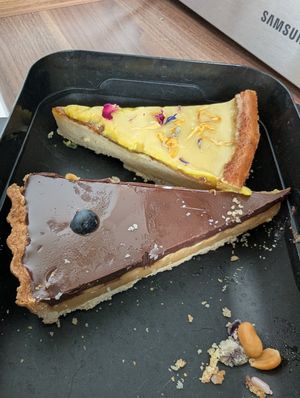 Käsekuchen + Snickerskuchen at Café Hin & Veg in Leipzig