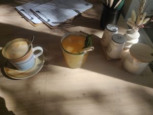 Cappuccino und hausgemachte Limonade at Café Hin & Veg in Leipzig