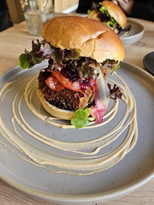 veganer Burger at Café Hin & Veg in Leipzig