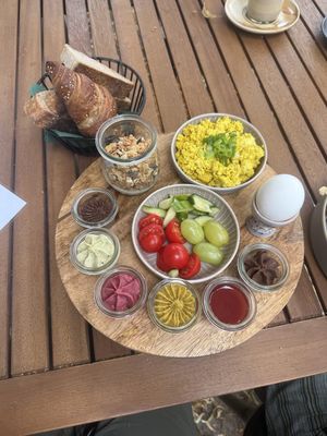 Das extra Ei war für den Hunde 😁  at Café Hin & Veg in Leipzig