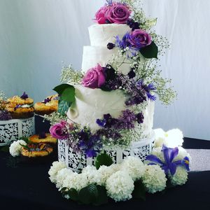 Yes, we make custom cakes! Email info@5bsbakery.com at 5b's Bakery in Concrete