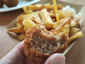 Vleesvrije draadjesbitterbal at Cafetaria De Vesting in Naarden