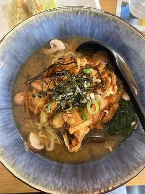 Miso ramen con tempura di verdure, funghi e spinaci  at Home Ramen in Frankfurt