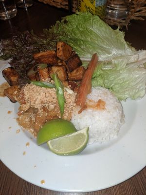 Spicy peanut plate with teriyaki tofu at Sauce in Ashland