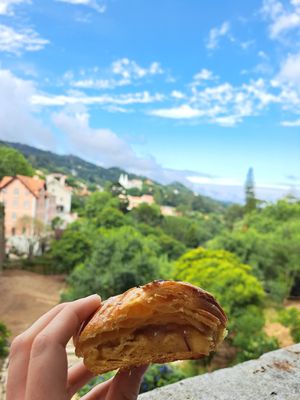 Apple and cinnamon croissant at O Melhor Croissant da Minha Rua in Sintra