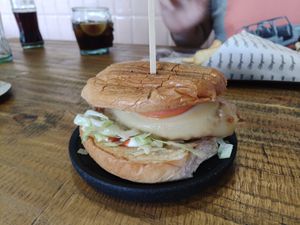 Hamburguesería con opiniones veganas, y queso vegano, está bien no es muy caro, y están ricas, las hamburguesas veganas están echas de heura. at The Fitzgerald Burger Company in Albacete