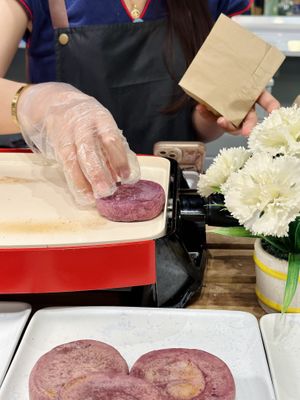 Heating up the bun on the hot plate   at Sao Ping in Chiang Mai