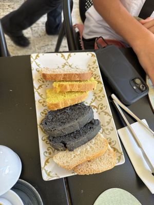 The grey bread they bring out with meals is not vegan (be sure to specify vegan when ordering & they are very accommodating)  at Essenza Dario e Anna - dal 1964 in Arezzo