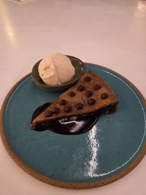 Torta cookie com sorvete de caramelo salgado at Gurumê Leblon in Rio De Janeiro