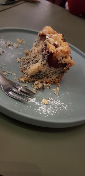 Veganer Zwetschgen-Mohn-Streuselkuchen at Bela Loko Café & Genuss in Baden
