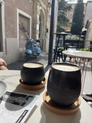 Latte Macchiato und Cappuccino mit Hafermilch  at Marsecchia Coffee Shop in Rijeka