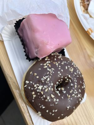 Donut Nougatfülle 4€, Punschkrapfen 4,50€
  at Bäckerei Hartner in Grabern