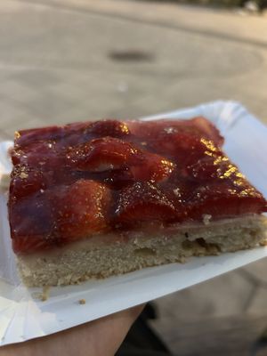 Erdbeerschnitte 4,50€  at Bäckerei Hartner in Grabern